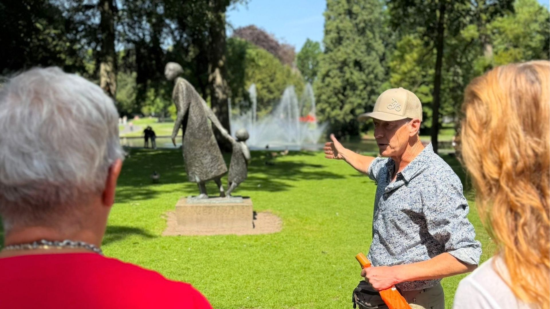 Stadsgids Joost Hofkens in Stadspark Valkenberg bij Monument De Vlucht tijdens een rondleiding in Breda
